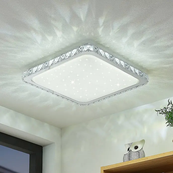Lindby LED Deckenlampe in weiß, chrom, dimmbar Deckenleuchte -  - Quadratische LED-Deckenleuchte mit Kristallrand, die Sternenmuster und dekoratives Licht an die Decke wirft.