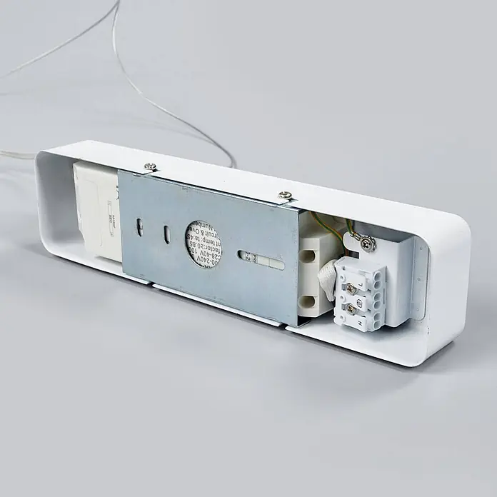 Arcchio LED Pendelleuchte Büro, Uplight und Downlight 2830lm -  - Innenansicht einer weißen, rechteckigen Leuchte mit Anschlussklemme, Treiber und Metallhalterung.