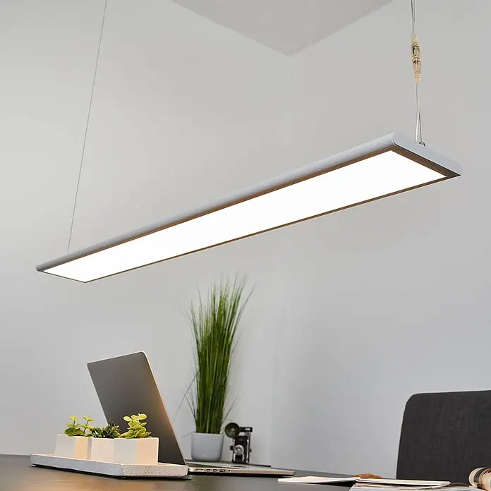 Arcchio LED Pendelleuchte Büro, Uplight und Downlight 2830lm -  - Graue, rechteckige LED-Pendelleuchte, die über einem Schreibtisch hängt.