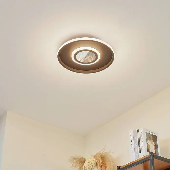 Lindby Deckenleuchte Selian - schwarz, schwarz - Moderne runde Deckenleuchte mit dunkelbraunem Außenring, beleuchteten Innenringen und gemusterter Mittel-Lichtquelle.