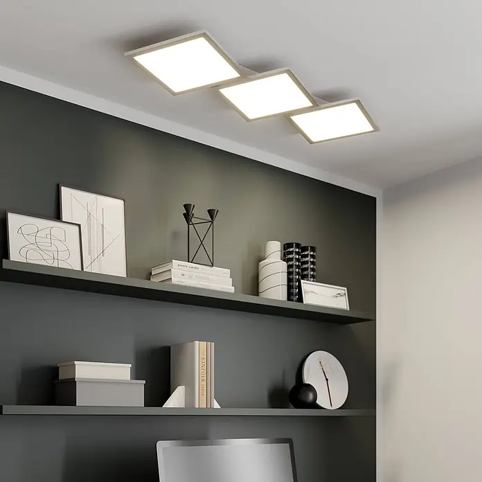 Lucande LED Deckenlampe in silber, weiß, dimmbar Deckenleuchte -  - Drei quadratische LED-Deckenleuchten erhellen einen modernen Raum über Regalen.