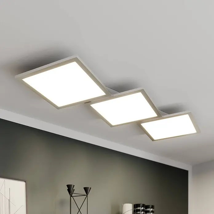 Lucande LED Deckenlampe in silber, weiß, dimmbar Deckenleuchte -  - Drei rechteckige LED-Deckenleuchten mit weißen Rahmen, versetzt montiert, beleuchten den Raum.