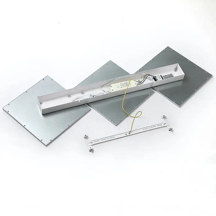 Lucande LED Deckenlampe in silber, weiß, dimmbar Deckenleuchte -  - Demontierte lineare Leuchtenkomponenten: weißes Gehäuse mit Elektronik, zwei quadratische Metallplatten, Montagehalterung.