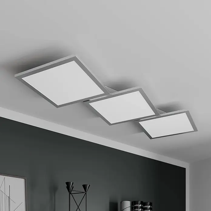 Lucande LED Deckenlampe in silber, weiß, dimmbar Deckenleuchte -  - Moderne Deckenleuchte mit drei quadratischen, grau gerahmten weißen LED-Paneelen, in verschiedenen Winkeln montiert.