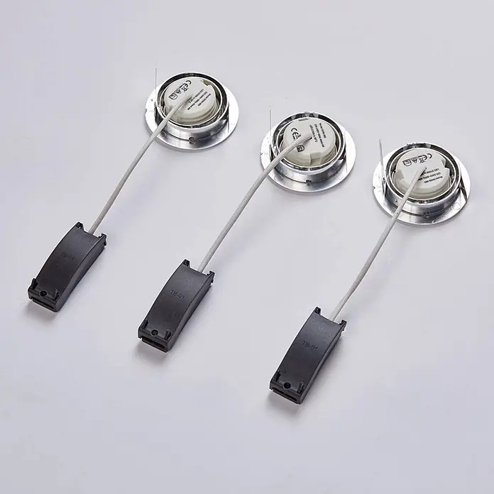 Lindby Deckenstrahler Andrej - alu / grau / zink, alu / grau / zink - Drei silberne LED-Einbaustrahler mit weißen Modulen, verbunden mit grauen Kabeln und schwarzen TB-01 Steckern.