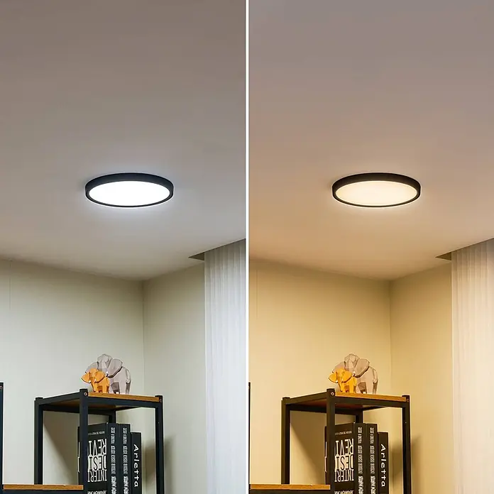 Lindby LED Deckenlampe in schwarz matt, weiß, Deckenleuchte rund -  - Runde LED-Deckenleuchte mit schwarzem Rahmen beleuchtet einen Raum mit einstellbarer Farbtemperatur, links kaltweiß, rechts warmweiß.
