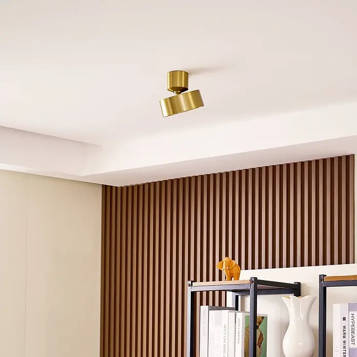 Lindby LED Deckenlampe in gold, Deckenstrahler -  - Goldene Deckenleuchte aus Messing mit verstellbarem zylindrischem Kopf, in modernem Interieur montiert.