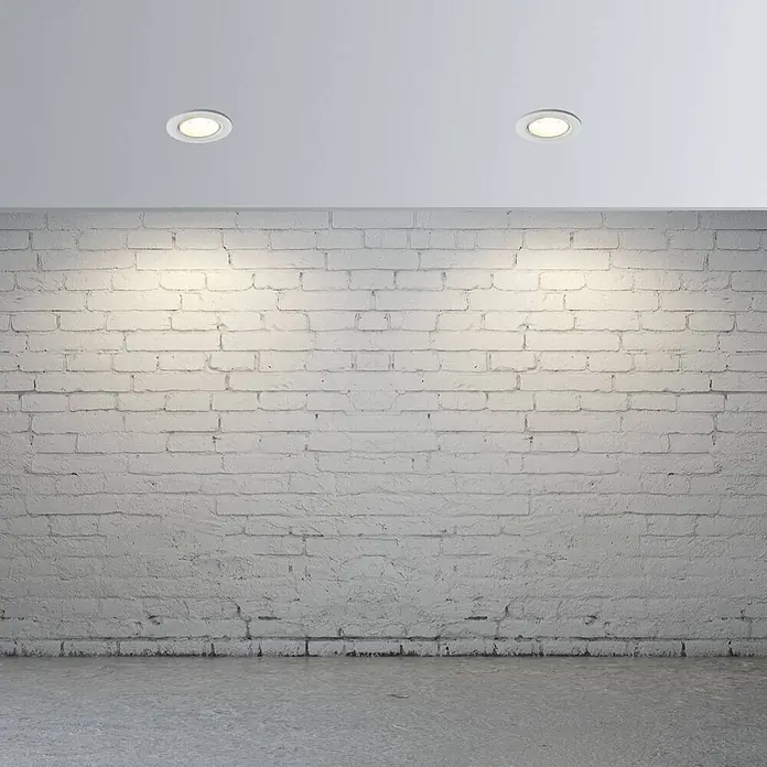 Arcchio LED Einbaustrahler in weiß, Spots Deckenleuchte -  - Zwei Einbaustrahler beleuchten eine weiße Ziegelwand.