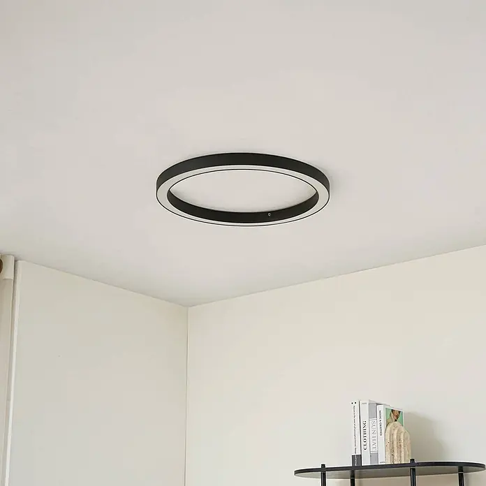 Lucande LED Deckenlampe in schwarz, weiß, dimmbar Deckenleuchte rund -  - Bündige runde LED-Deckenleuchte mit schwarzem Rahmen und weißem Lichtstreifen, an der Decke montiert.
