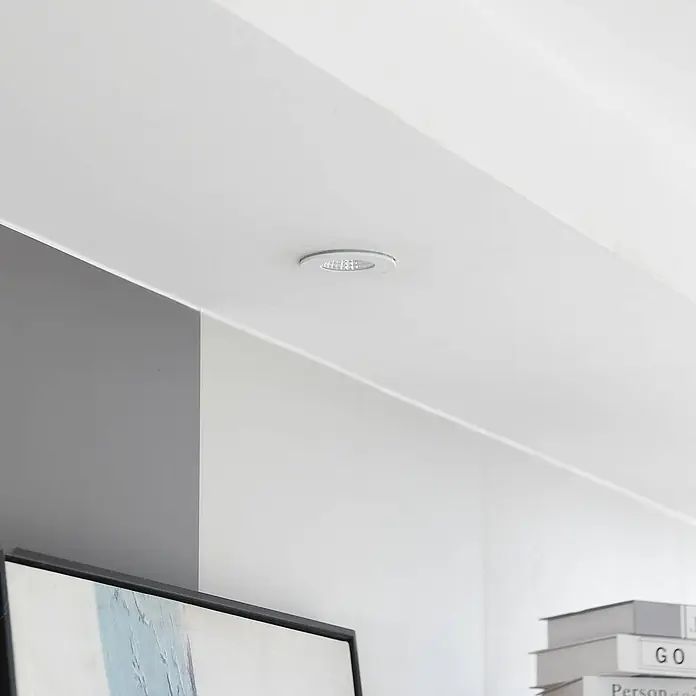 Arcchio Deckenstrahler Lirin - weiß / opal, weiß / opal - Weißer Einbaustrahler mit silbernem Inneren, in einer weißen Decke installiert.