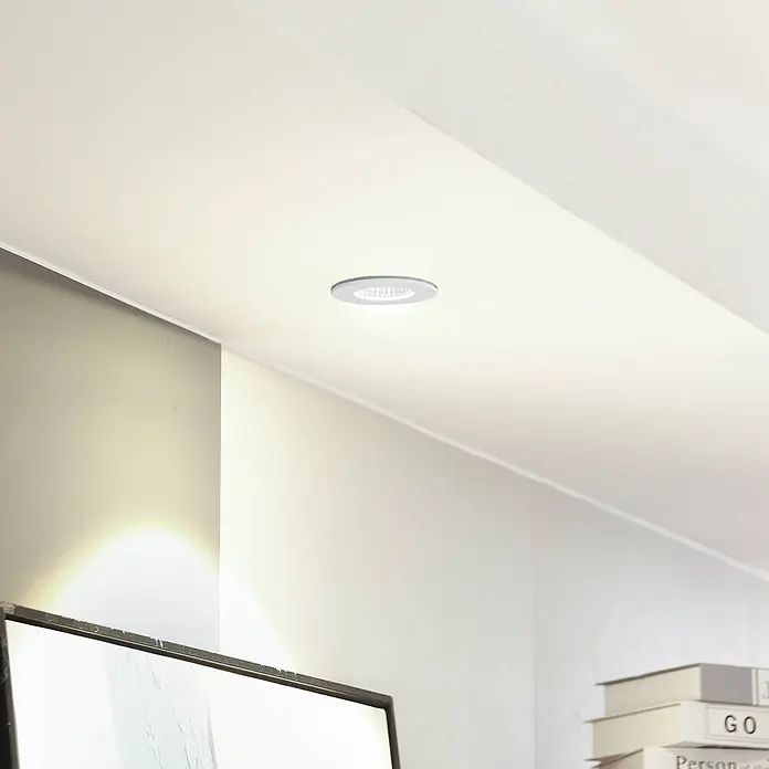 Arcchio Deckenstrahler Lirin - weiß / opal, weiß / opal - Kreisförmige LED-Einbauleuchte mit silbernem Rahmen, die einen modernen Raum beleuchtet.