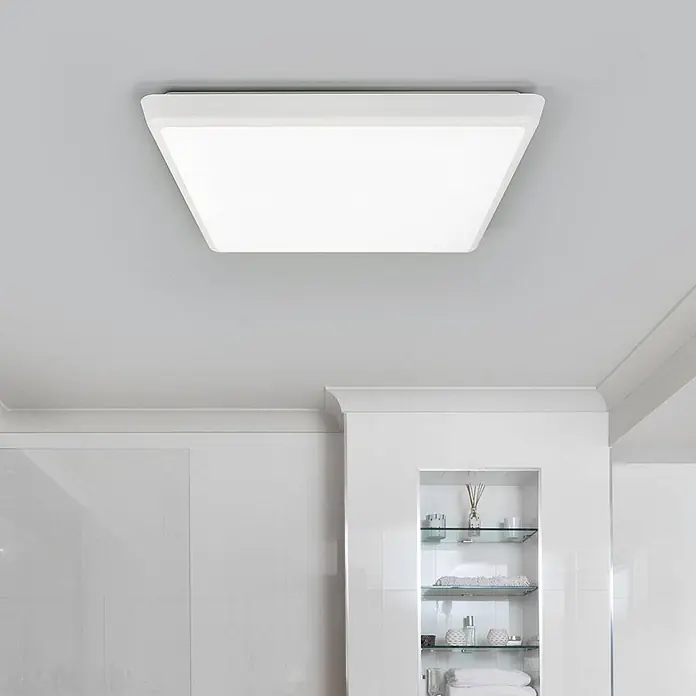 Arcchio LED Deckenlampe in weiß, Deckenleuchte -  - Weiße, quadratische Deckenleuchte beleuchtet ein modernes Badezimmer.