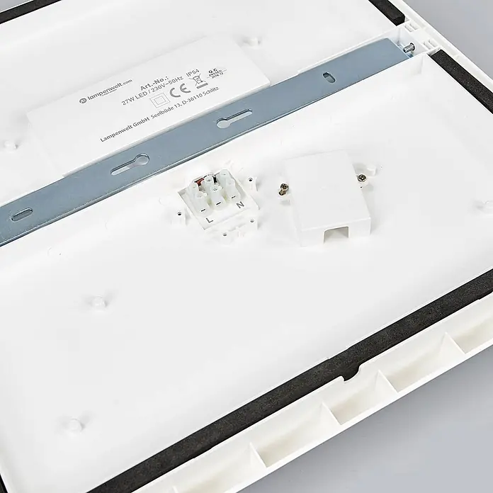Arcchio LED Deckenlampe in weiß, Deckenleuchte -  - Rückseite eines weißen LED-Panels mit Metallschiene, elektrischem Anschlussblock (L/N-Klemmen) und Etikett mit Spezifikationen (z.B. 27W LED, IP54).