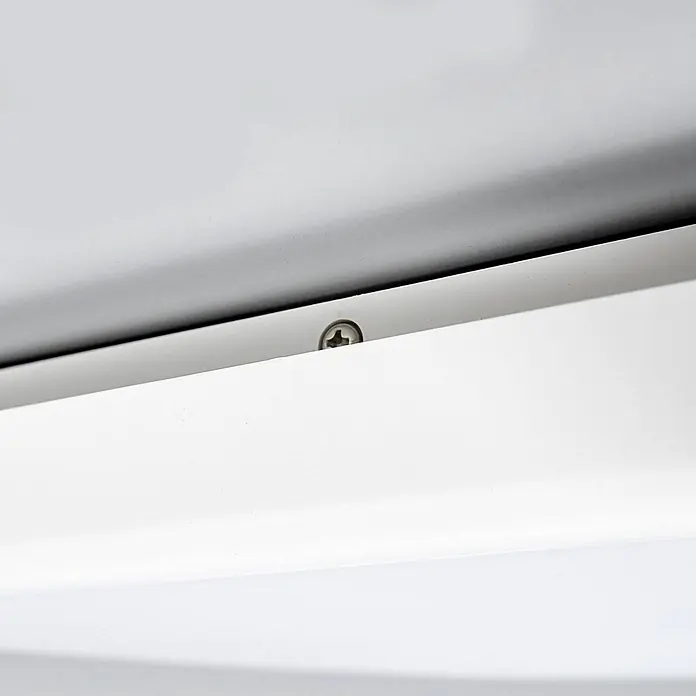 Arcchio LED Deckenlampe in weiß, Deckenleuchte -  - Silberne Kreuzschlitzschraube zwischen zwei weißen Oberflächen.