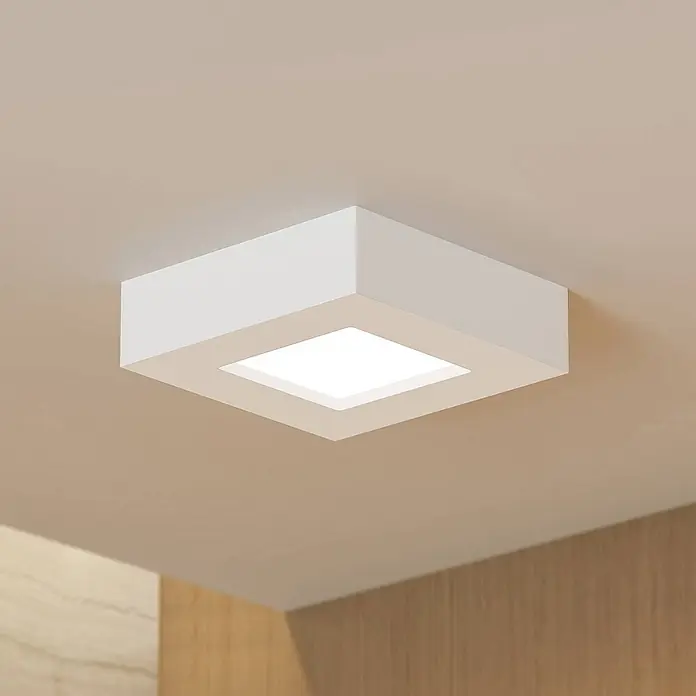 PRIOS LED Deckenlampe in weiß, Deckenleuchte -  - Weiße, quadratische LED-Deckenleuchte zur Aufputzmontage, die einen Raum mit hellen Wänden beleuchtet.
