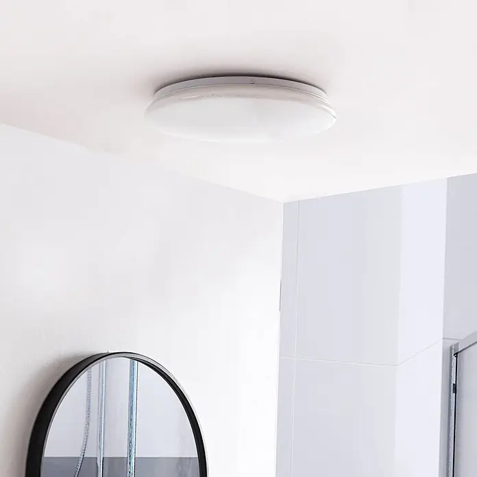 Lindby LED Deckenlampe in weiß, Deckenleuchte rund -  - Weiße runde Deckenleuchte, bündig an einer Decke montiert, die einen sauberen, modernen Raum beleuchtet.