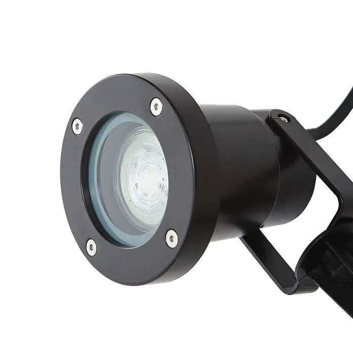 Lindby Gartenstrahler mit Erdspieß in schwarz, Strahler Garten -  - Schwarzer Outdoor-Strahler mit klarer Linse und sichtbarer LED-Birne auf verstellbarer Halterung.