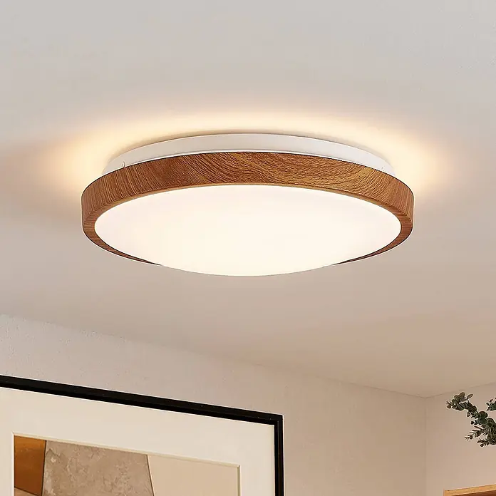 Lindby LED Deckenlampe in holz, weiß, Deckenleuchte rund -  - Runde Deckenleuchte mit hellbraunem Holzring und weißem Diffusor, an der Decke montiert und warmes Licht spendend.