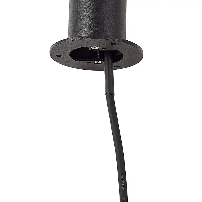 Lindby LED Gartenstrahler mit Erdspieß in anthrazit, Strahler Garten -  - Schwarzer zylindrischer Leuchtenfuß mit flachem Flansch und unten angeschlossenem Elektrokabel.