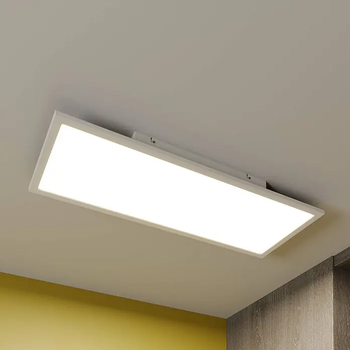 Lindby LED-Panel Luay - weiß / opal, weiß / opal - Rechteckige weiße LED-Deckenleuchte an einer hellen Decke, die einen modernen Raum beleuchtet.