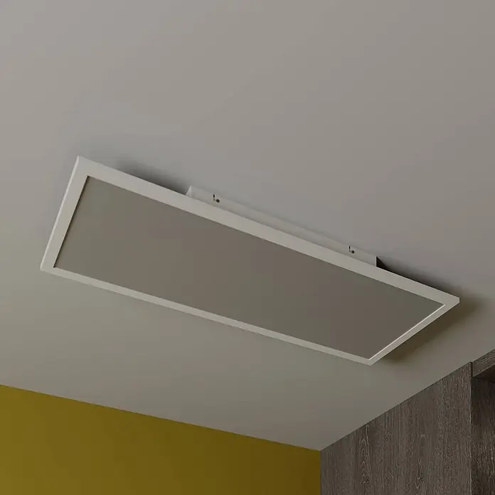 Lindby LED-Panel Luay - weiß / opal, weiß / opal - Rechteckiges Infrarot-Heizpaneel mit weißem Rahmen und grauer Oberfläche, an einer Decke in einem Raum mit gelber Wand montiert.