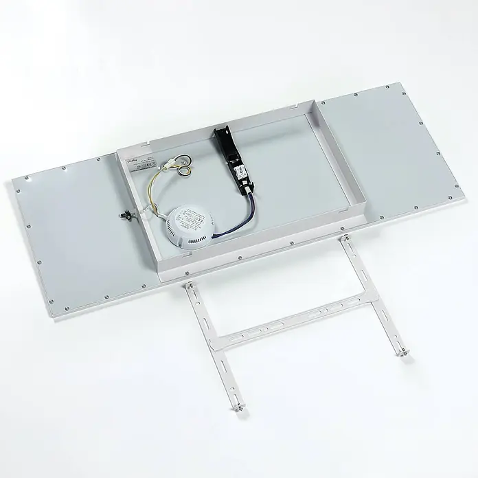 Lindby LED-Panel Luay - weiß / opal, weiß / opal - Weißes rechteckiges LED-Panel, Rückseite mit Verkabelung, Treiber, Stecker und separatem Montagebügel.