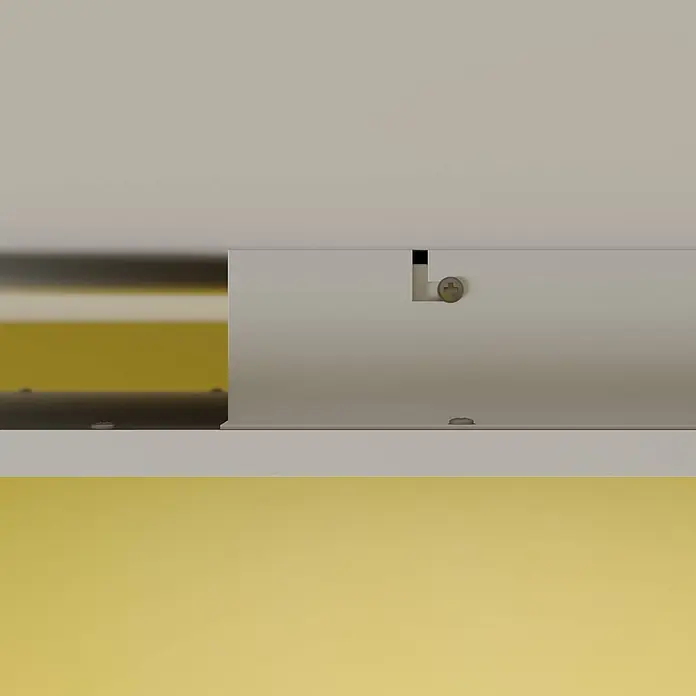 Lindby LED-Panel Luay - weiß / opal, weiß / opal - Detail einer hellgrauen linearen Beleuchtungsschiene mit goldener Kreuzschlitzschraube, schwarzem Verbinder und Innenreflektor.