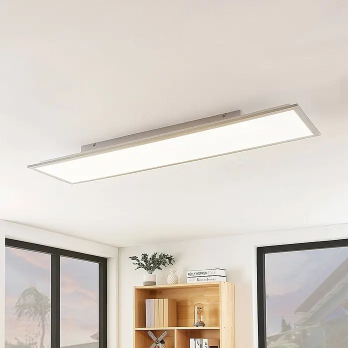 Lindby LED-Panel Stenley - weiß / opal - Rechteckige silberne LED-Deckenleuchte an einer Decke, die einen modernen Raum beleuchtet.