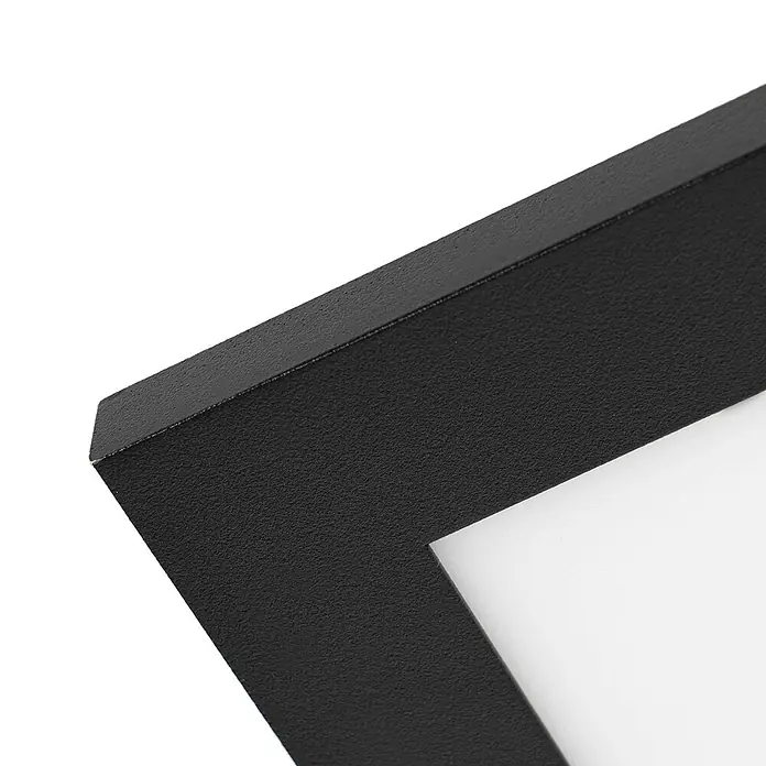 Lindby LED-Panel Lamin - schwarz - Nahaufnahme einer schwarzen, strukturierten Bilderrahmen-Ecke mit weißem Passepartout.