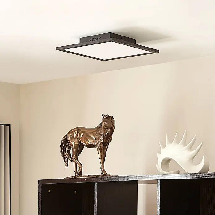 Lindby LED-Panel Lamin - schwarz - Quadratische LED-Deckenleuchte mit dunklem Metallrahmen und weißem Diffusor, bündig an der Decke montiert.