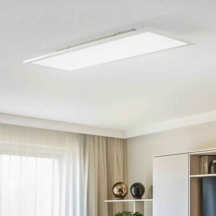 Lindby LED-Panel Livel - alu / grau / zink - Rechteckige LED-Deckenleuchte mit weißem Diffusor und silbernem Rahmen, beleuchtet ein modernes Wohnzimmer.