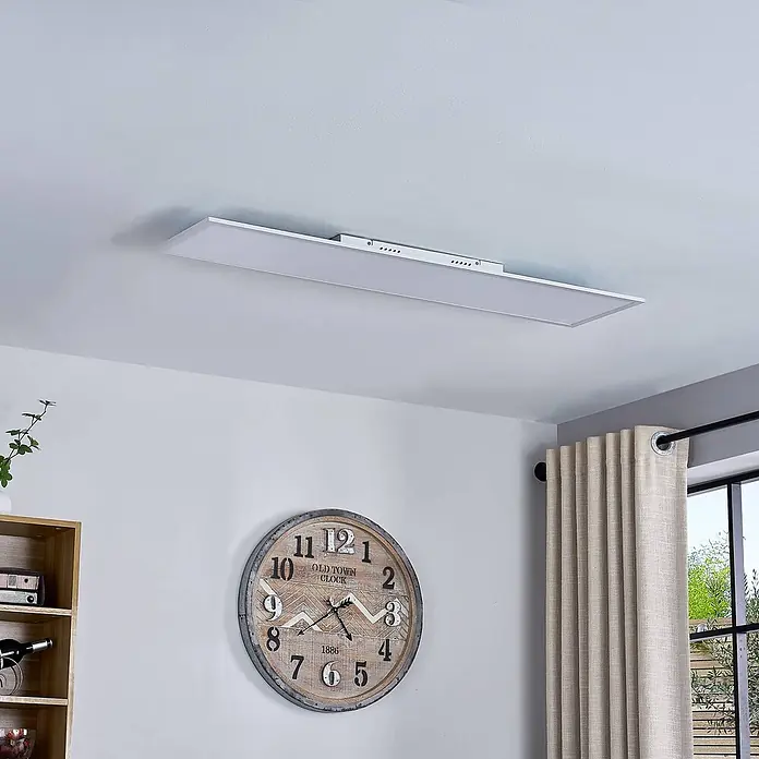 Lindby LED-Panel Lamin - weiß / opal - Schlanke, rechteckige weiße LED-Deckenleuchte an der Decke montiert, die einen Raum beleuchtet.