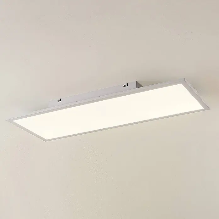 Lindby LED-Panel Quais - weiß / opal, weiß / opal, Neutralweiß - Rechteckige weiße LED-Deckenleuchte an einer hellen Decke montiert.