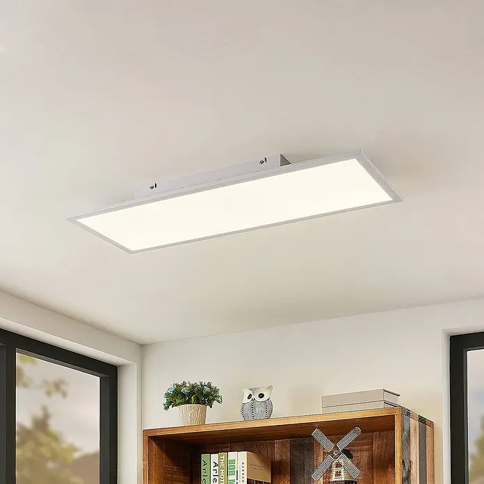 Lindby LED-Panel Quais - weiß / opal, weiß / opal, Neutralweiß - Weiße rechteckige LED-Deckenleuchte, flächenbündig an einer weißen Zimmerdecke montiert.