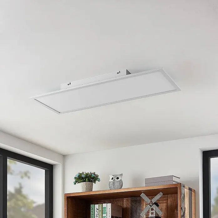 Lindby LED-Panel Quais - weiß / opal, weiß / opal, Neutralweiß - Weißes, rechteckiges LED-Deckenpaneel, an einer weißen Zimmerdecke befestigt.
