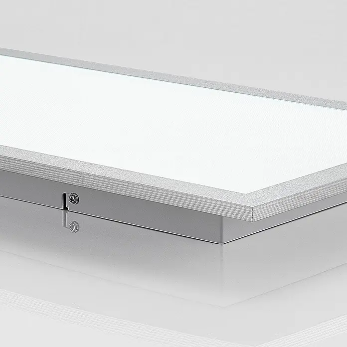 Arcchio LED Deckenleuchte flach in silber, Panel -  - Rechteckiges silbergraues LED-Panel mit strukturiertem Metallrahmen und einer dezent texturierten weißen Diffusorfläche. Eine seitliche Schraube ist sichtbar.