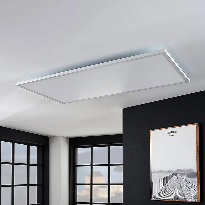 Arcchio LED-Panel Brenda - weiß / opal, weiß / opal - Weißes rechteckiges LED-Deckenpaneel beleuchtet einen modernen Raum.