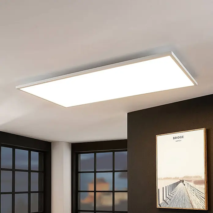 Arcchio LED-Panel Brenda - weiß / opal, weiß / opal - Weiße rechteckige LED-Deckenleuchte beleuchtet einen modernen Raum.