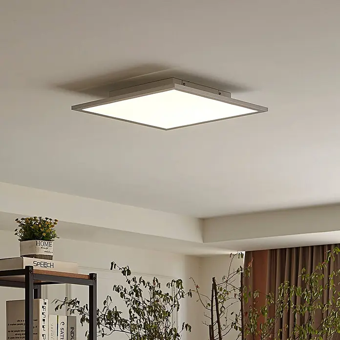 Lindby LED Deckenleuchte flach in silber, Panel -  - Quadratische, silbergraue LED-Deckenleuchte beleuchtet einen modernen Wohnraum.