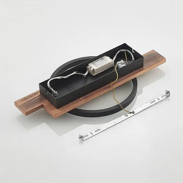 Lindby LED Deckenlampe in holz, dimmbar Deckenleuchte rund -  - Zerlegte Leuchteile: schwarzes Gehäuse mit Treiber auf Holzbrett, schwarzer Ringfuß und Metall-Montagebügel.