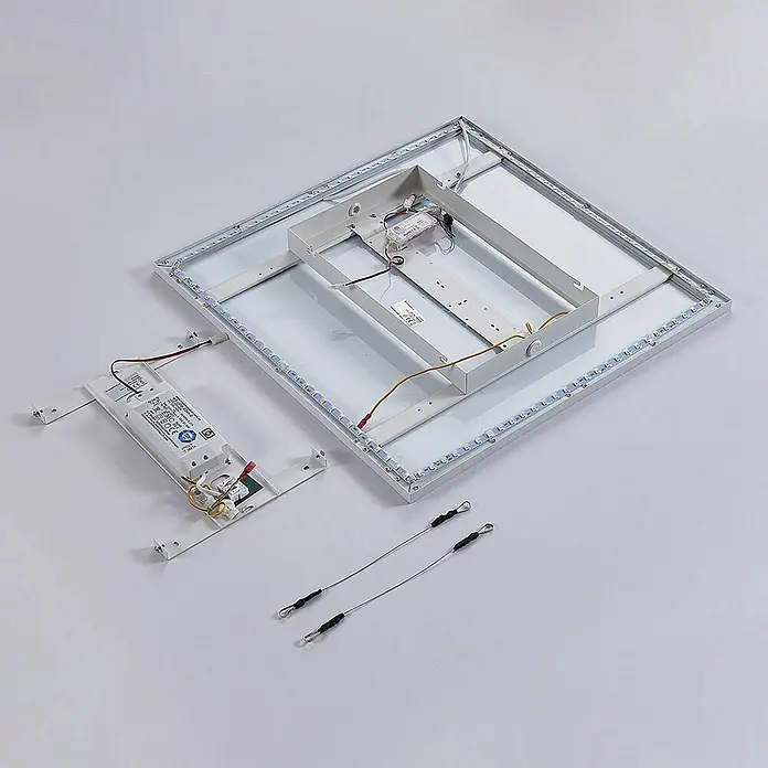 Arcchio LED-Panel Brenda - weiß / opal, weiß / opal - Zerlegte weiße LED-Panel-Leuchte mit Metallrahmen, LED-Streifen, externem Treiber und Aufhängeseilen.