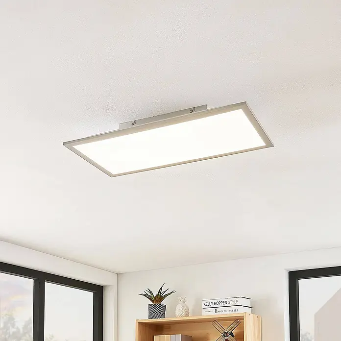 Lindby LED-Panel Stenley - weiß / opal, Neutralweiß - Rechteckige, silberne LED-Deckenleuchte bündig an weißer Decke montiert, die den Raum beleuchtet.