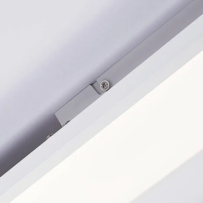 Arcchio LED Deckenleuchte flach in weiß, dimmbar Panel -  - Weiße lineare LED-Leuchte mit grauen Halterungen und Torx-Schrauben montiert.