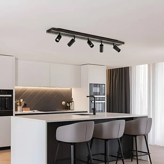 Lucande LED Deckenlampe in holz, schwarz, dimmbar Deckenstrahler -  - Schwarze Deckenstromschiene mit fünf verstellbaren Strahlern, die eine moderne Küche beleuchten.