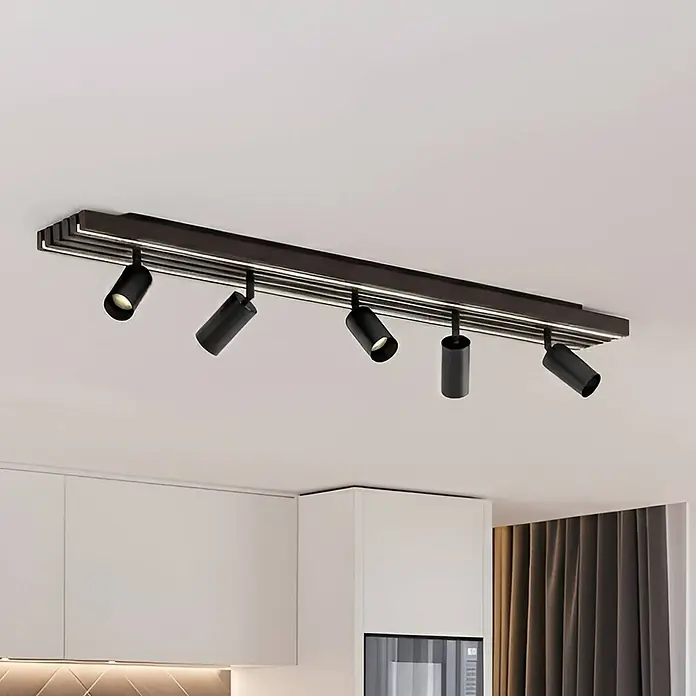 Lucande LED Deckenlampe in holz, schwarz, dimmbar Deckenstrahler -  - Schwarzes Schienensystem mit fünf verstellbaren Strahlern und integriertem Linearlicht, an der Decke über Küchenschränken montiert.