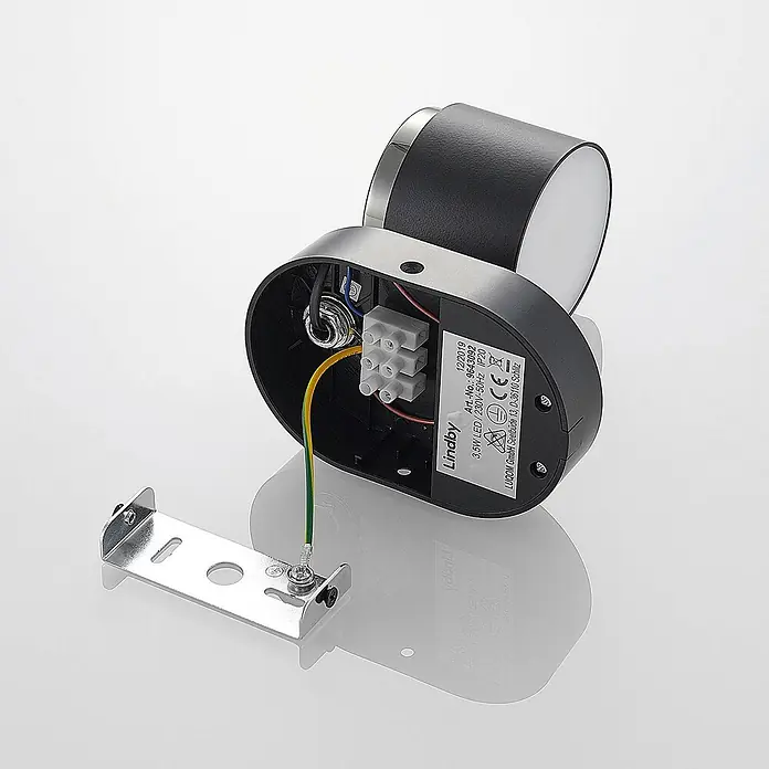 Lindby LED Deckenlampe in schwarz, Deckenstrahler -  - Schwarze und silberne LED-Wandleuchte, Rückansicht mit Verkabelung, Anschlussklemmen und separater Montagehalterung.