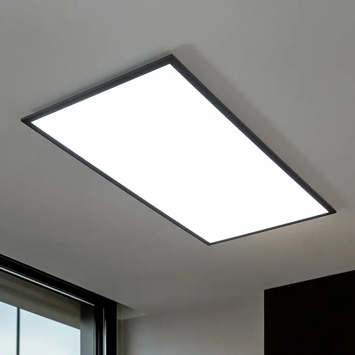Lindby LED-Panel Nelios - schwarz, schwarz, Neutralweiß - Große, rechteckige LED-Deckenleuchte mit dunklem Rahmen, bündig an der hellgrauen Decke montiert, beleuchtet den Raum.