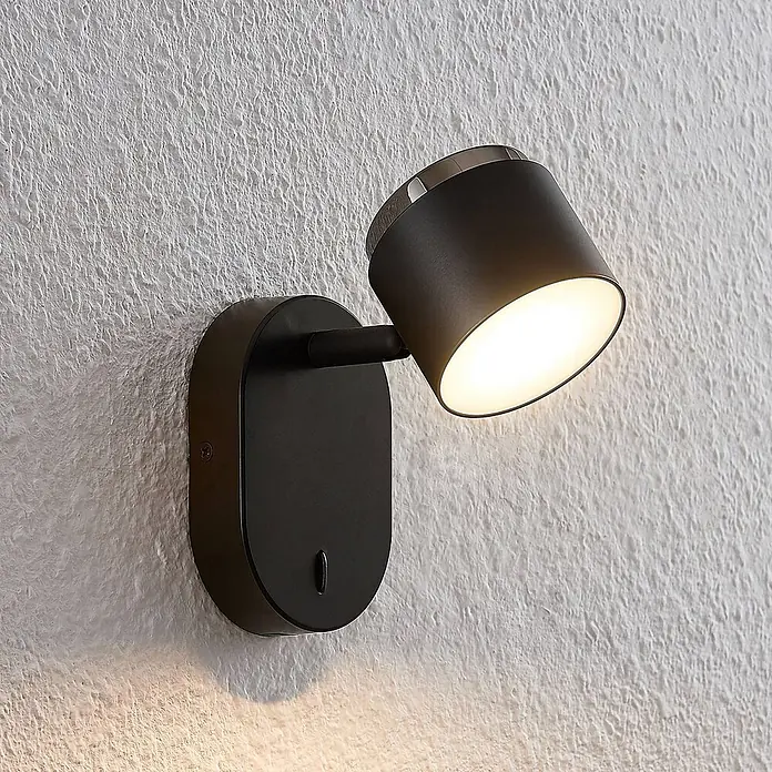Lindby LED Deckenlampe in schwarz, Deckenstrahler -  - Matte schwarze Wandleuchte mit zylindrischem Kopf und silbernem Akzent, die helles Licht wirft.