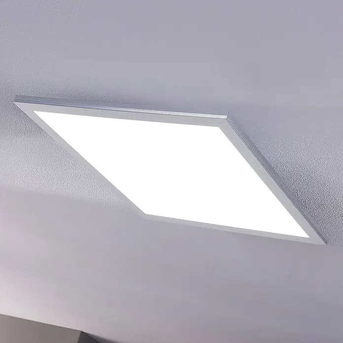 Lindby LED-Panel Livel - alu / grau / zink - Flache LED-Deckenleuchte mit silbernem Rahmen, hell leuchtend an der Decke montiert.