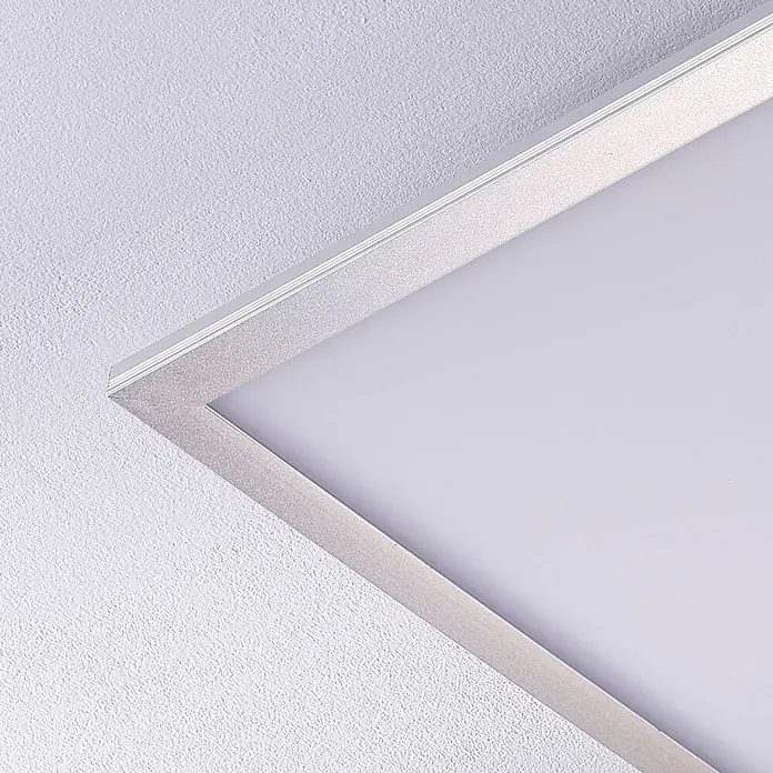 Lindby LED-Panel Livel - alu / grau / zink - Silber gerahmtes LED-Deckenpanel mit weißem Diffusor, an einer strukturierten Decke montiert.